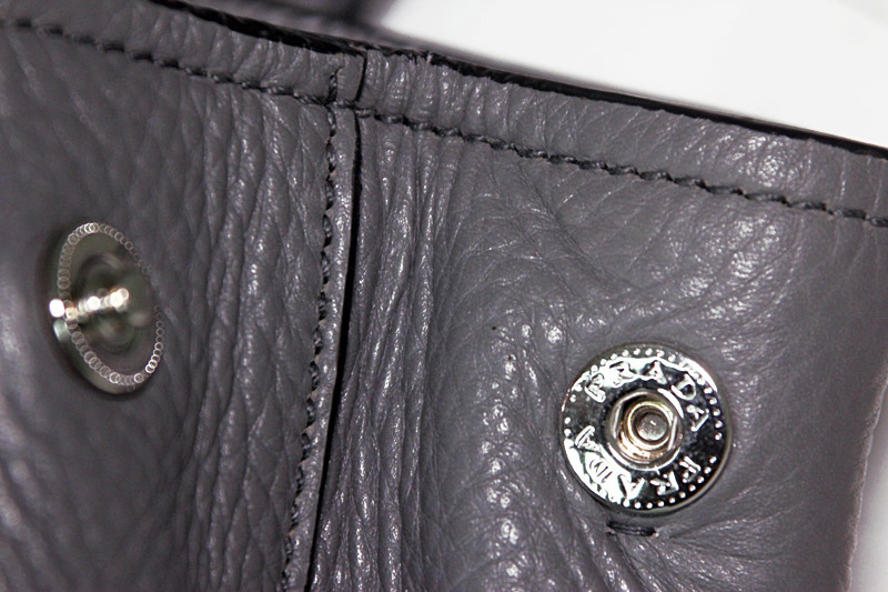 Prada Knopf